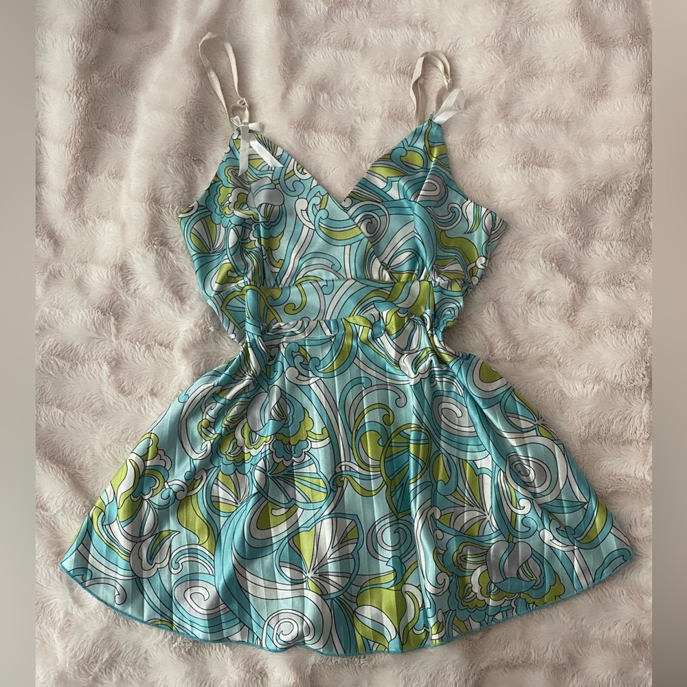 Adorable late 90s/Y2K tank🌺
